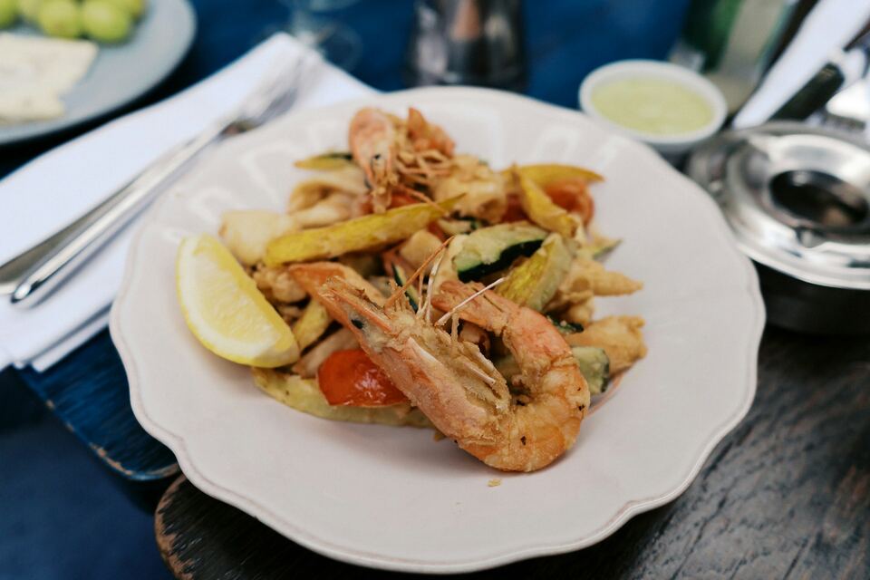 Prato de gambas grelhadas com legumes e limão