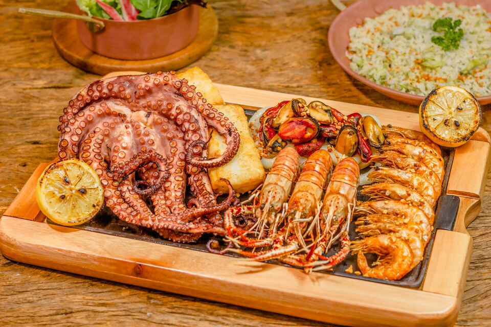Tábua com polvo grelhado, gambas e lagostins, limão e arroz